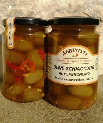 Crushed olives with hot pepper